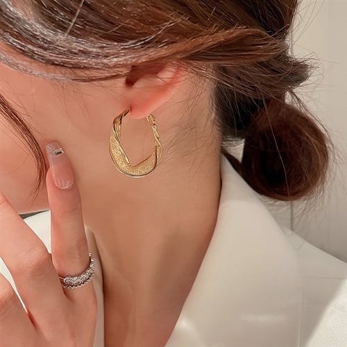 GlowAura™ Twist Earrings – Elegant Sparkling Statement Jewelry