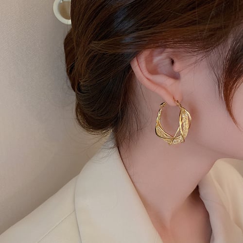 GlowAura™ Twist Earrings – Elegant Sparkling Statement Jewelry